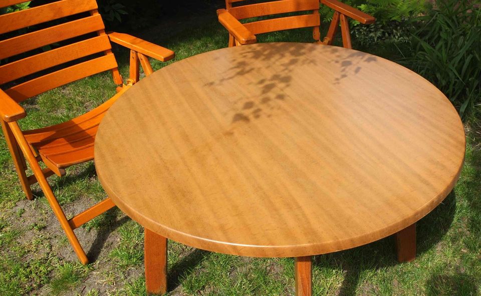 2 x Massivholz Gartensessel / Gartenstuhl mit Tisch zu verkaufen in Hannover
