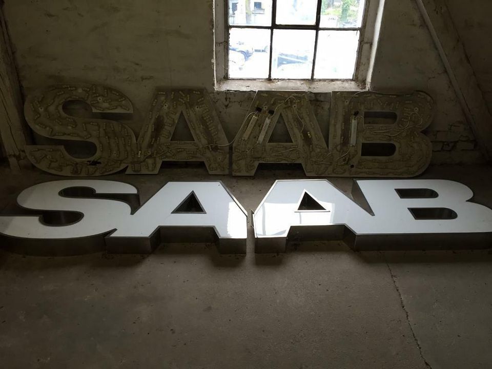 Original SAAB Schriftzug Edelstahl beleuchtet Außenwerbung in Berlin