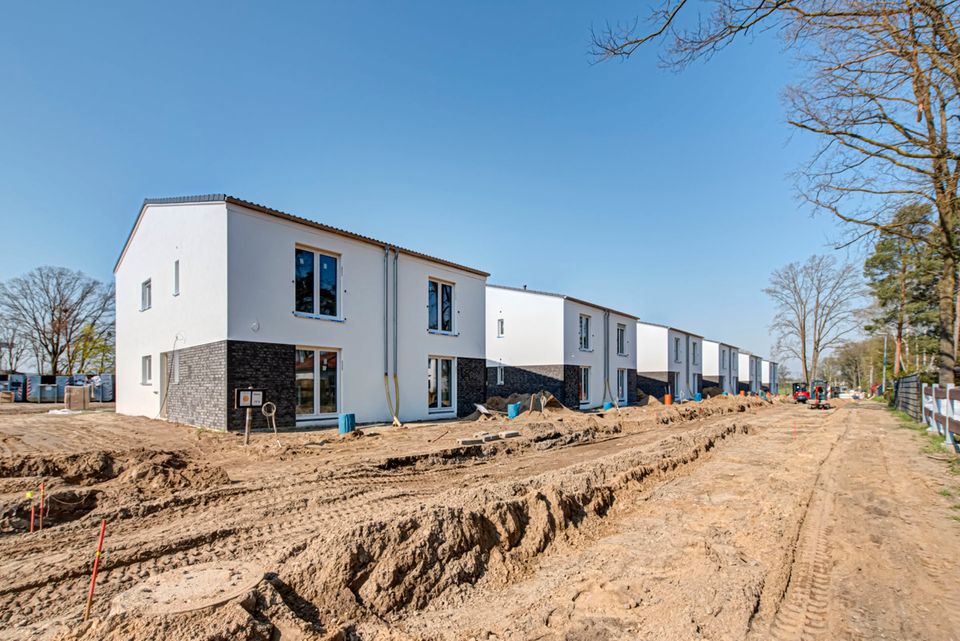 Grün, nachhaltig, energieeffizient: KfW55-Doppelhaushälfte mit Luftwärmepumpe und eigenem Garten in Vogelsdorf
