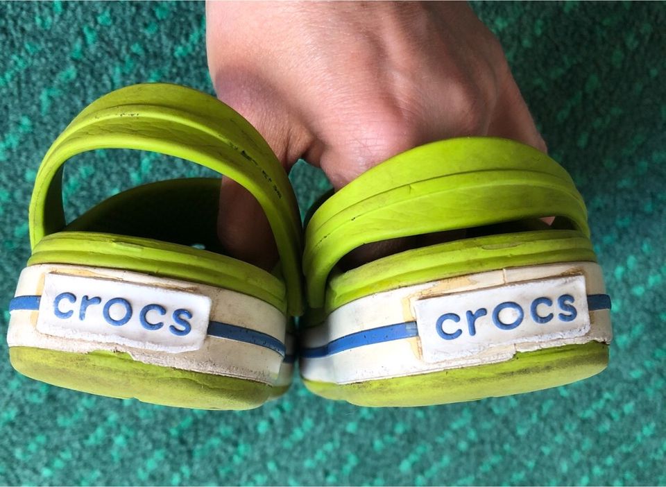 Crocs Größe 10c11 grün, gebraucht in Rendsburg