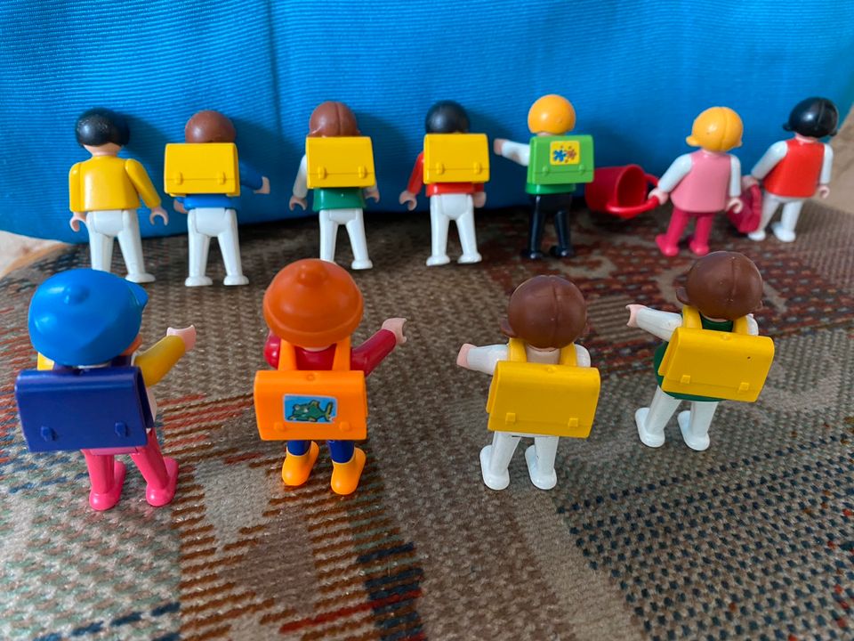 11 Playmobil Kinder Figuren mit Ranzen Tasche Eimer Mützen in Pfaffen-Schwabenheim