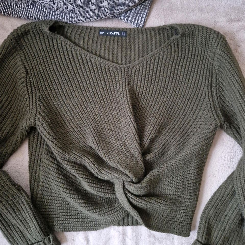 Khaki-farbener Pullover in Etgersleben