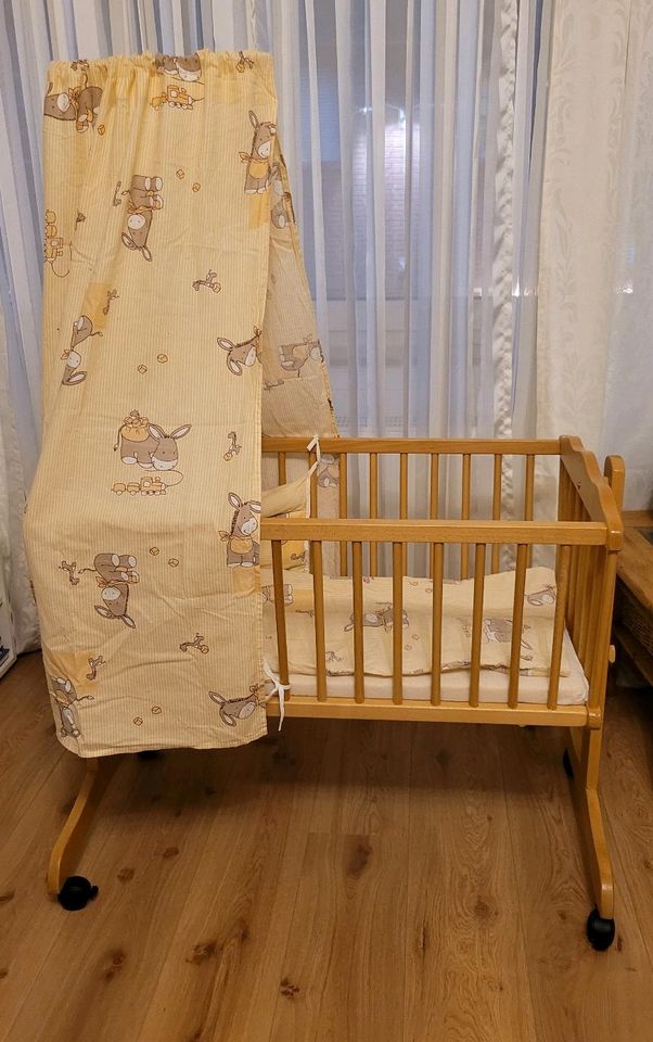 Babywiege, Stubenwagen, Babybett mit Himmel in Bad Lippspringe