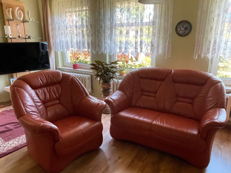 2-Sitzer Ledersofa, mit Sessel und Hocker in Rastow