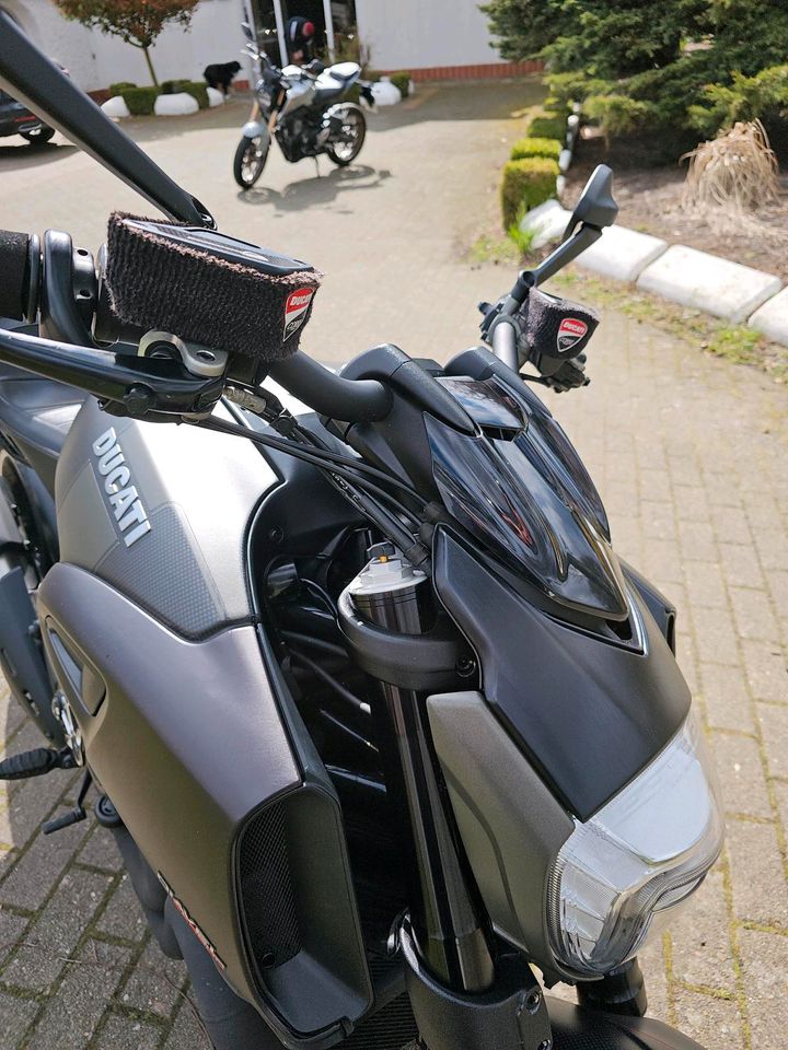Ducati Diavel Carbon in Ganderkesee