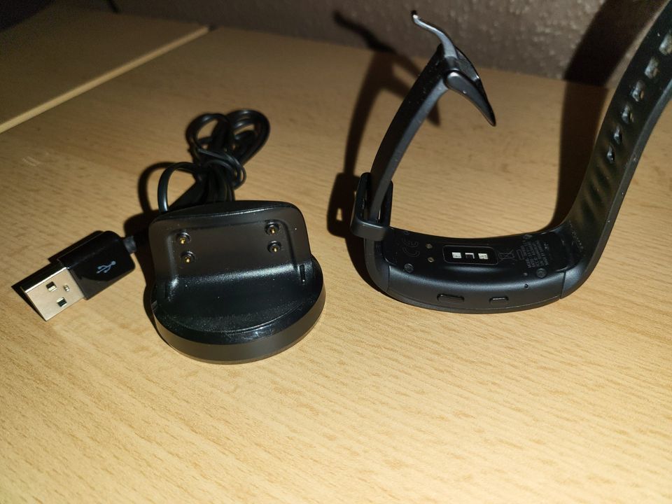 Samsung Gear Fit2 Pro schwarz SM-R365 mit integriertem MP3 Player in Merzig