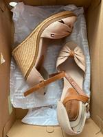 Tommy Hilfiger Wedges Sandalen Keilabsatz Gr.38 mitOriginalkarton Nordrhein-Westfalen - Vettweiß Vorschau
