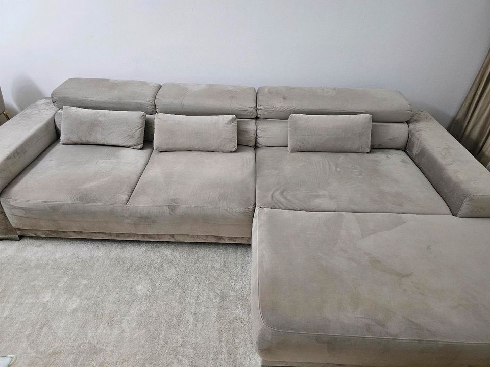Ecksofa/Couch Beige/Sandfarbe mit verstellbare Kopflehnen in München