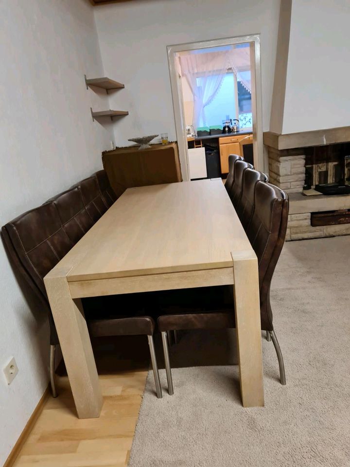 Esstisch ohne Stühle in Eberbach