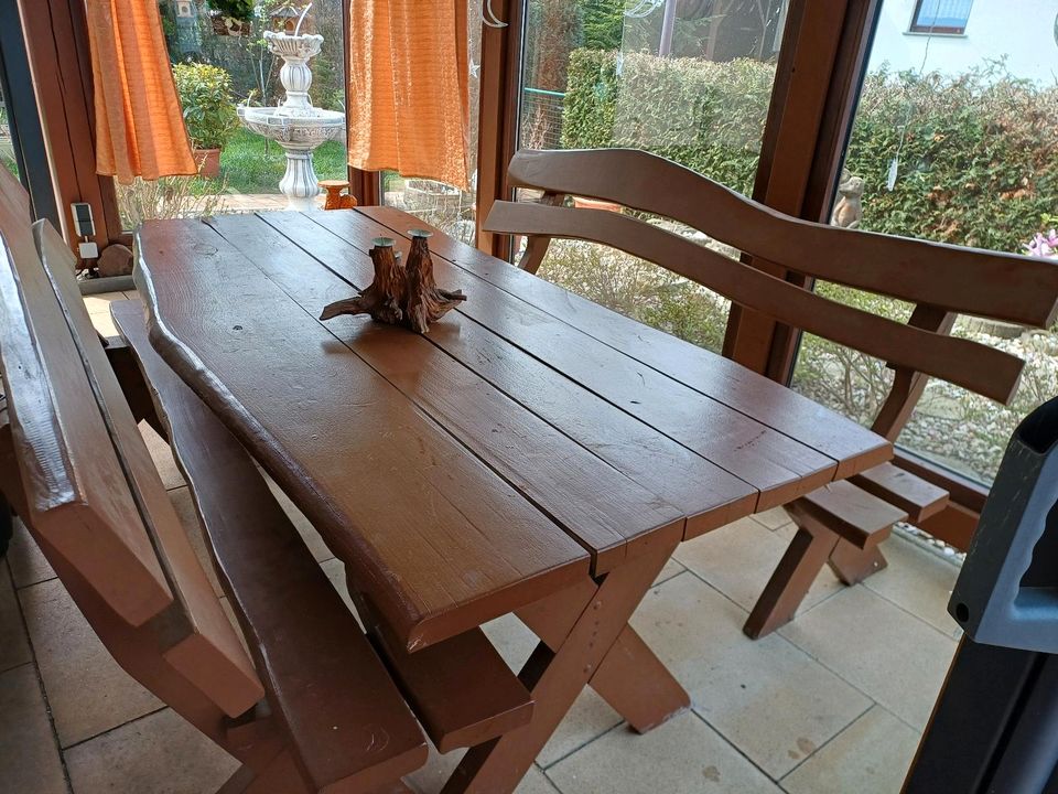 Sitzbänke und Tisch in Spremberg