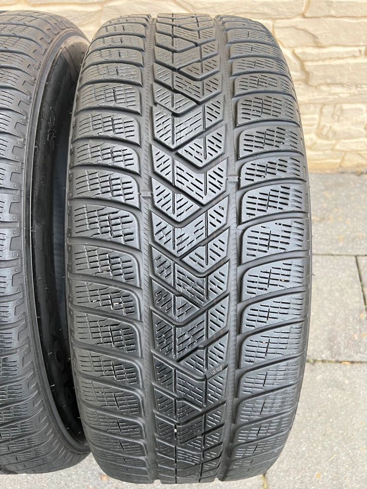 2x 235 60 R18 103H Winterreifen Pirelli 5mm DOT:4020 in Meschede