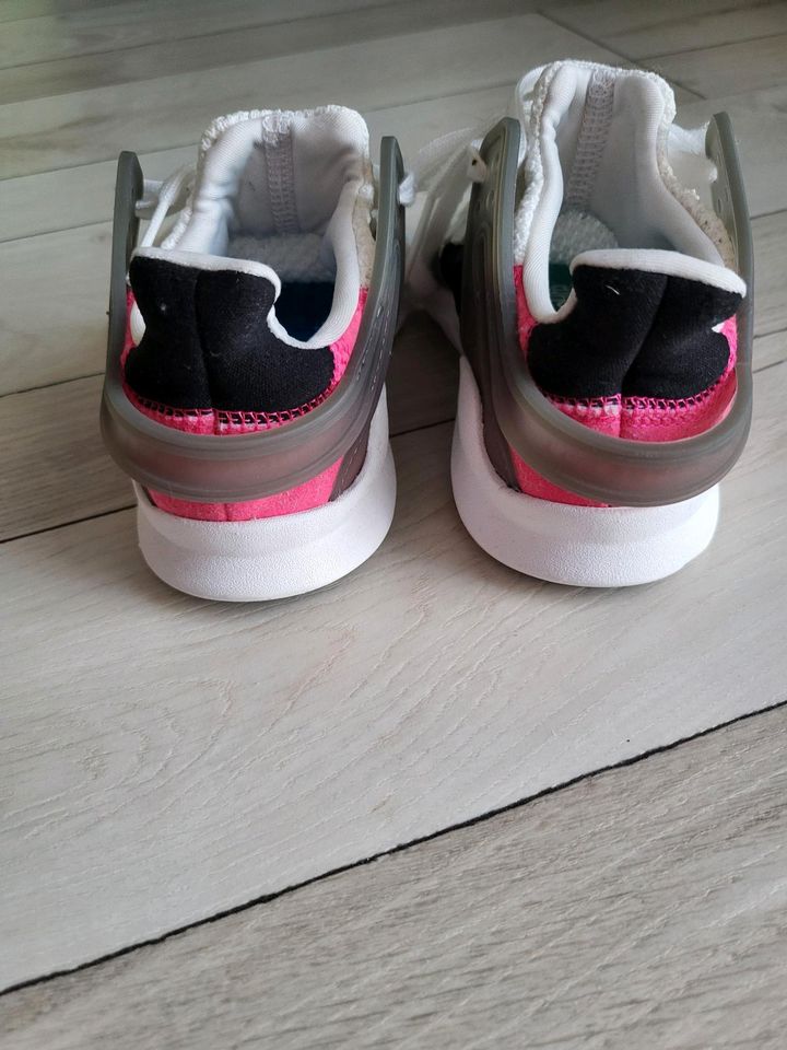 Adidas EQT Mädchen/Kinder Sneaker Gr. 28 in Schömberg