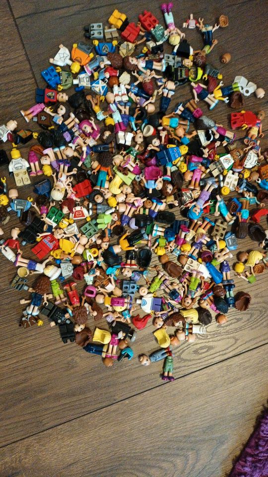 Verschiedene Lego Figuren bunt gemischt in Wurzen