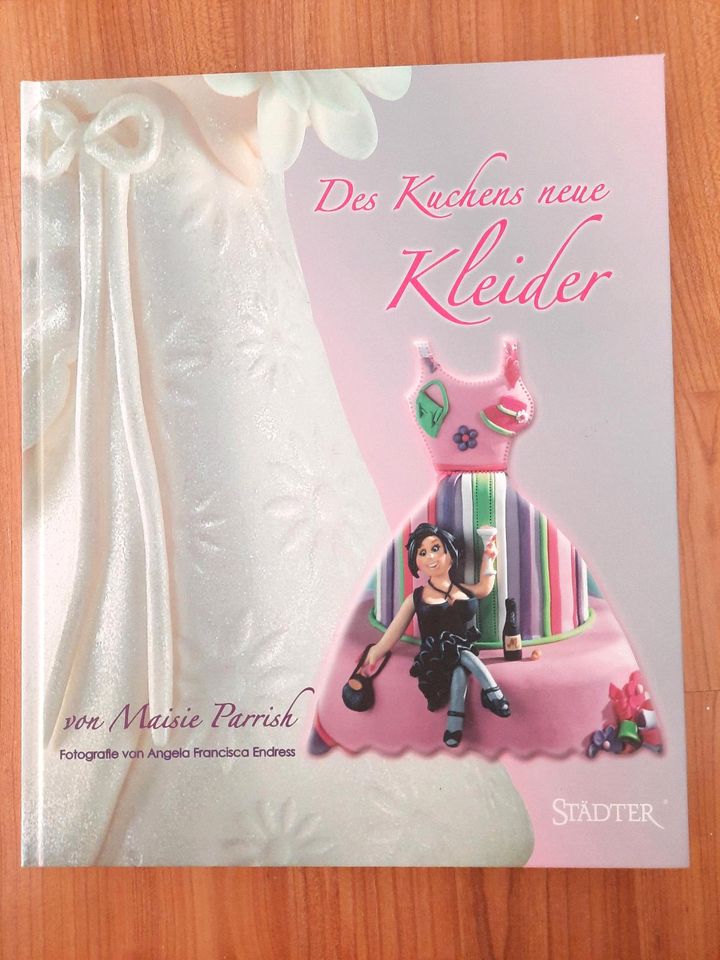 BACKBUCH des Kuchens neue Kleider in Wiernsheim