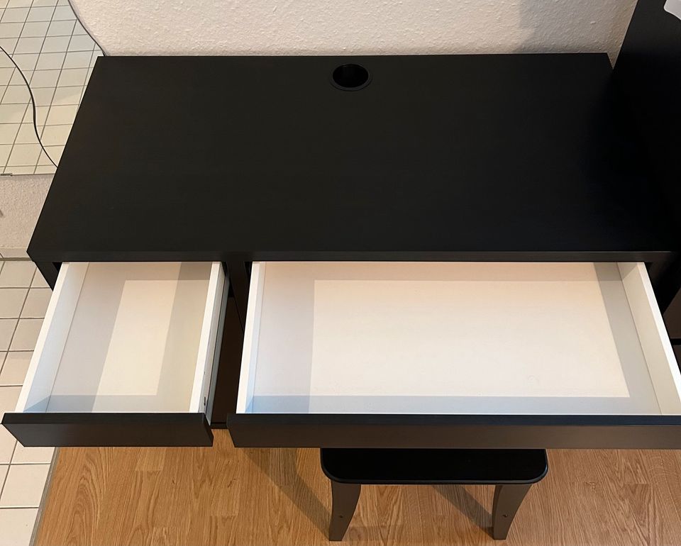 IKEA Schreibtisch Micke mit Stuhl, Schwarz in Böblingen