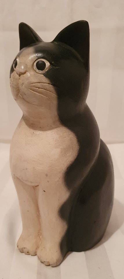 Katzenfigur, Massivholz bemalt, unbeschädigt in Berlin