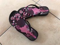 Ipanema Zehentrenner Gr 32 Badeschuhe schwarz pink Frankfurt am Main - Rödelheim Vorschau