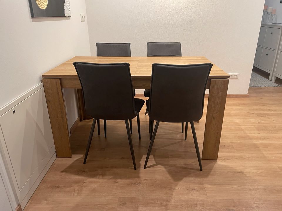 Ausziehbarer Esstisch 140x80cm mit 4 Stühlen in Rosenheim