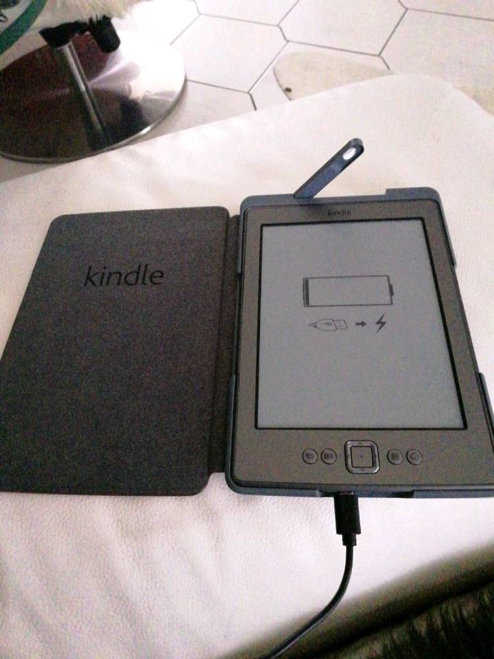 Kindle mit Leder Hülle in Mainaschaff