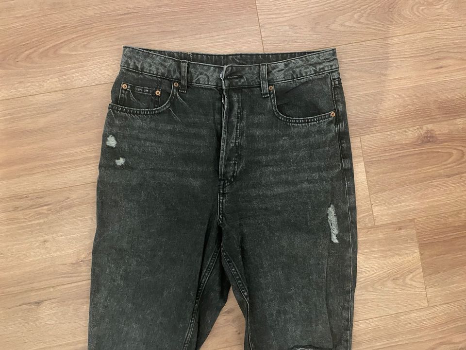 Graue Mum Jeans von H&M - Größe 40 in Lüdenscheid