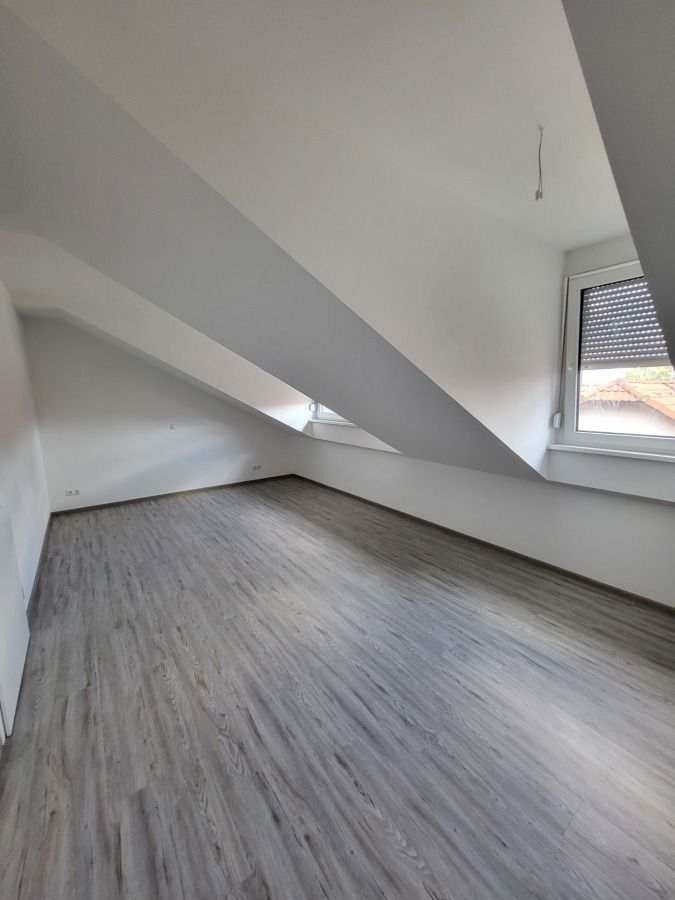 Neue, energieeffiziente 3-Zi-Wohnung Dachwohnung mit Balkon in Marktnähe zu vermieten ! in Saalfeld (Saale)