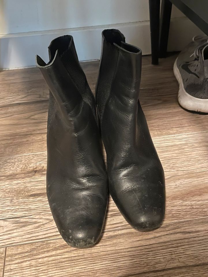 Schwarze Zara-Stiefel mit hohem Absatz in Berlin