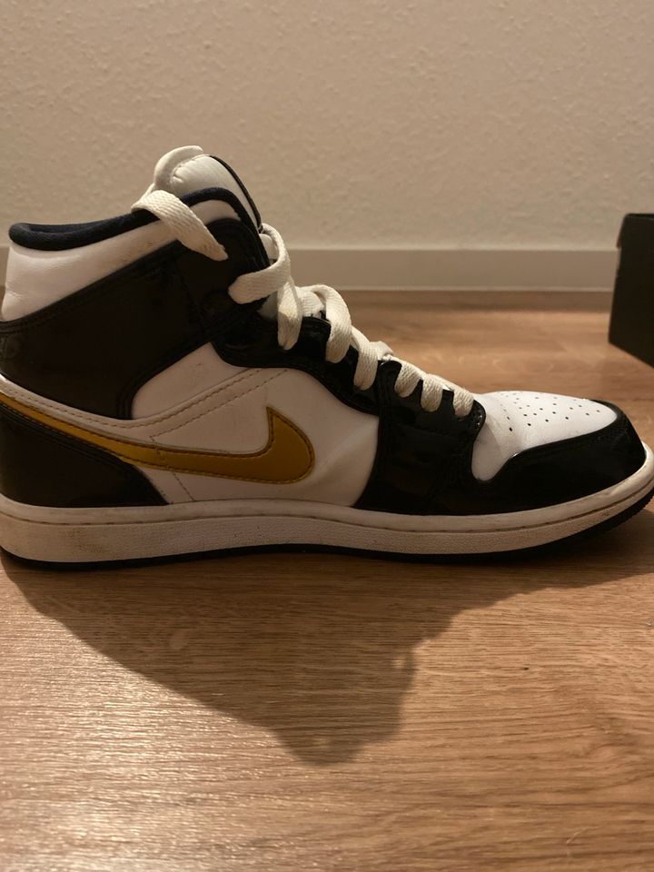 Jordan 1 mid SE in Versmold