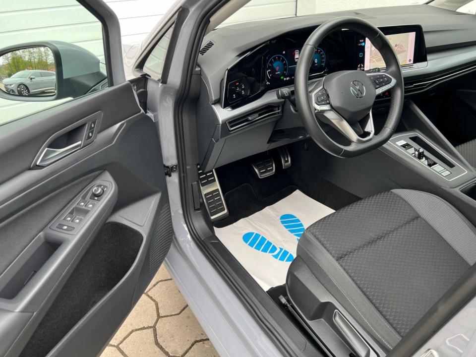 Volkswagen Golf VIII 1.5 eTSI/LED/AHK/Pano/Standh/ACC/R-Kam in Hünfeld
