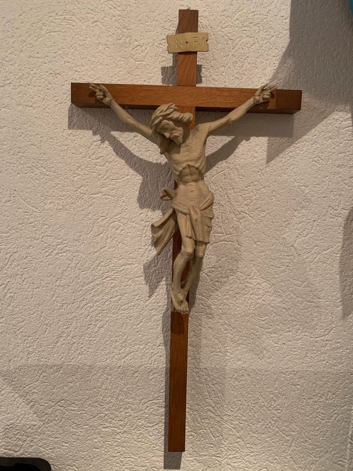 Jesus Kreuz Holz geschnitzt in Villingen-Schwenningen