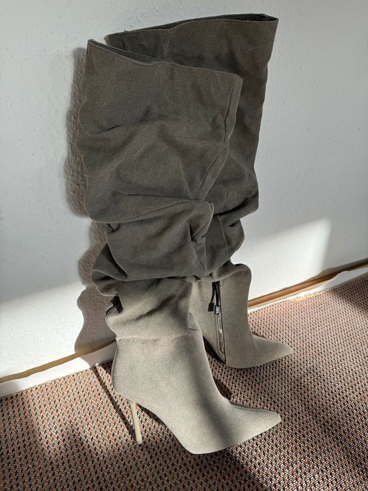 Zara Stiefel beige grau high heel highheel neu overknee Stoff in München