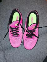Nike Turnschuhe  pink, schwarz  und grün Bayern - Neufahrn in Niederbayern Vorschau