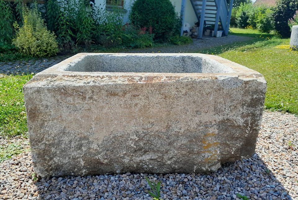 Granitbrunnen, Granitwassergrand, Natursteinbrunnen, Granittrog für