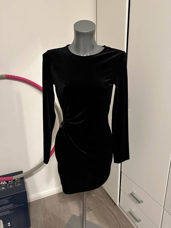 Samt Kleid von Zara Größe S in Berlin