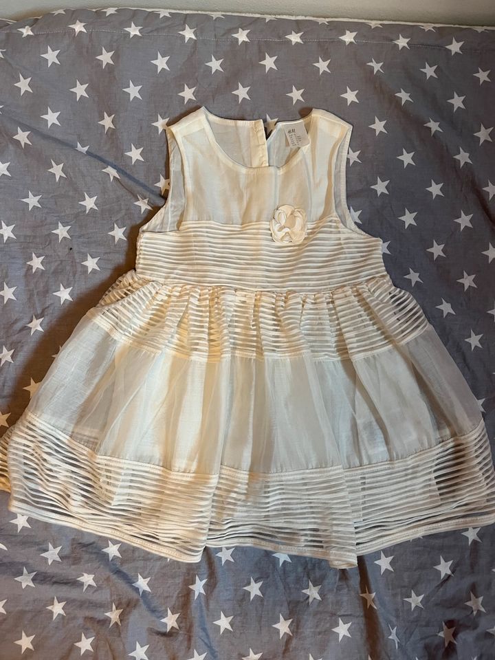 Festliches Mädchen Kleid H&M Gr. 86 neuwertig creme weiss in Berlin -  Treptow | Babykleidung Größe 86 kaufen | eBay Kleinanzeigen ist jetzt  Kleinanzeigen