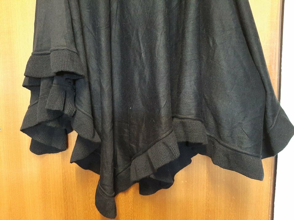 Poncho, schwarz, 100 % Polyacryl, one size, neuwertig in Bietigheim-Bissingen