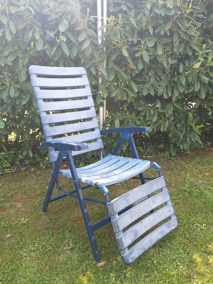 Gartenstuhl, Liegestuhl in blau in Butzbach
