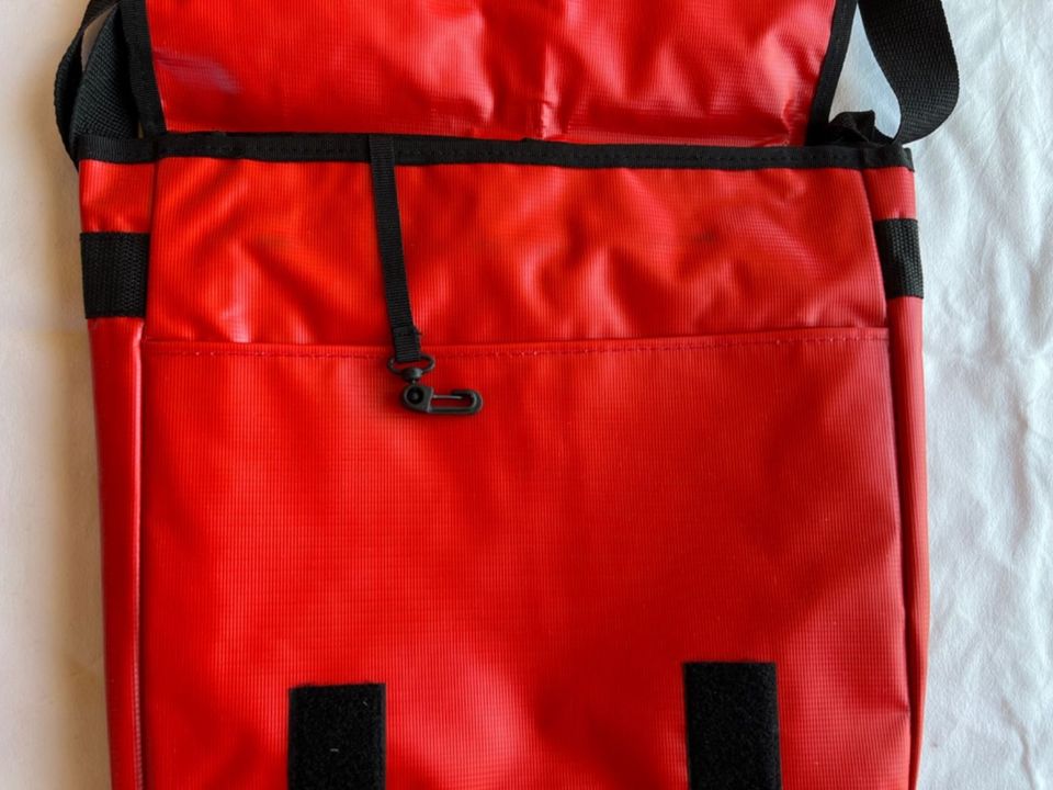 Umhänge Tasche Messenger Bag rot-weiß Synthetik in Weingarten
