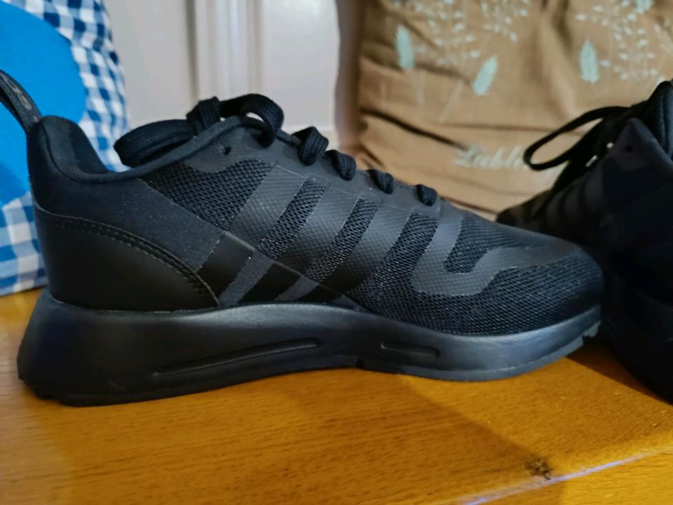 Sneaker Adidas, schwarz, 39, neu in Furth im Wald