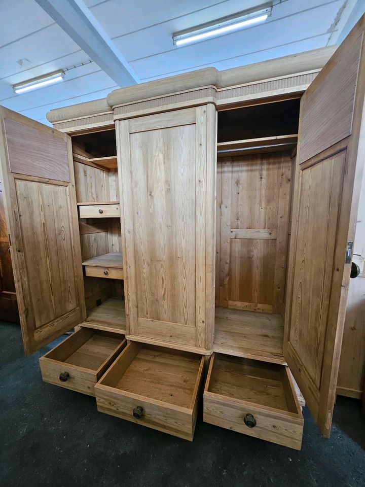 ★ ANTIK ★ Großer Jugendstil Kleiderschrank 3-türig zerlegbar ★ Schubladen Kleiderstange ★Weichholz um 1900 ★ Schrank Dielenschrank Wäscheschrank Schlafzimmer ★ restauriert ★ von wohnART ANTIKMÖBEL in Neunkirchen-Seelscheid