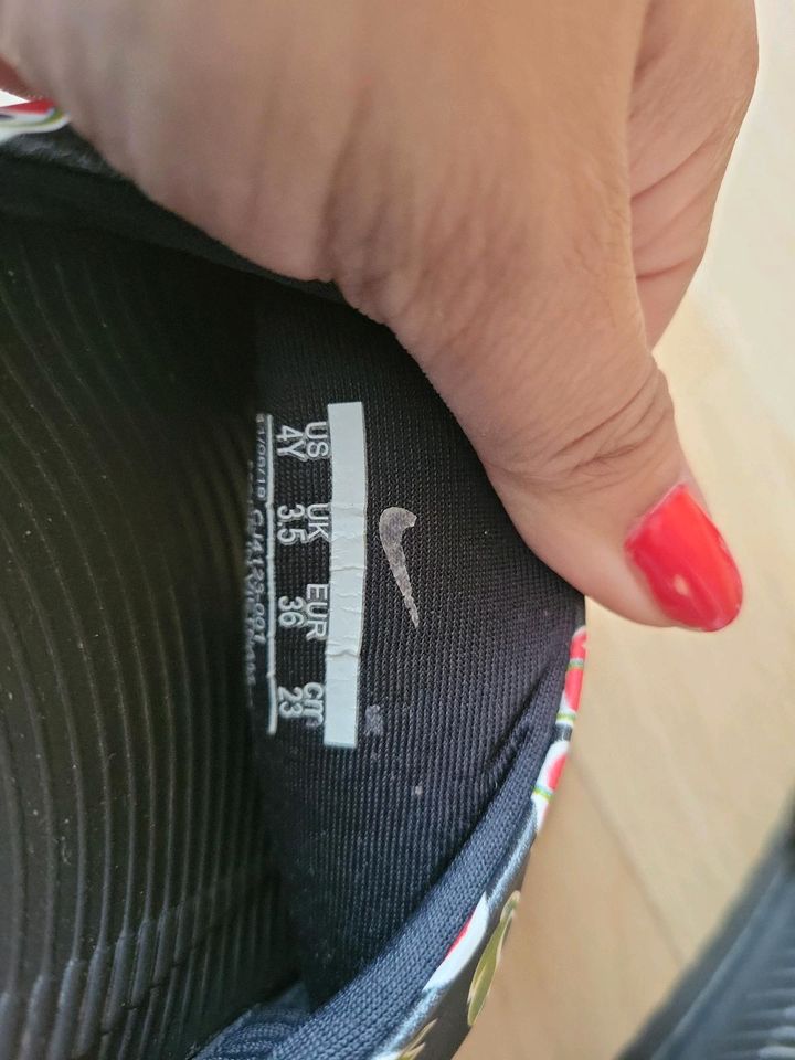 Schwarze Nike Sandalen mit Kirschen  in Ludwigshafen