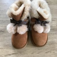 Ugg Boots Gita Gr. 32 Stiefel Bommel Pom Chestnut NEU Lammfell Bayern - Karlsfeld Vorschau