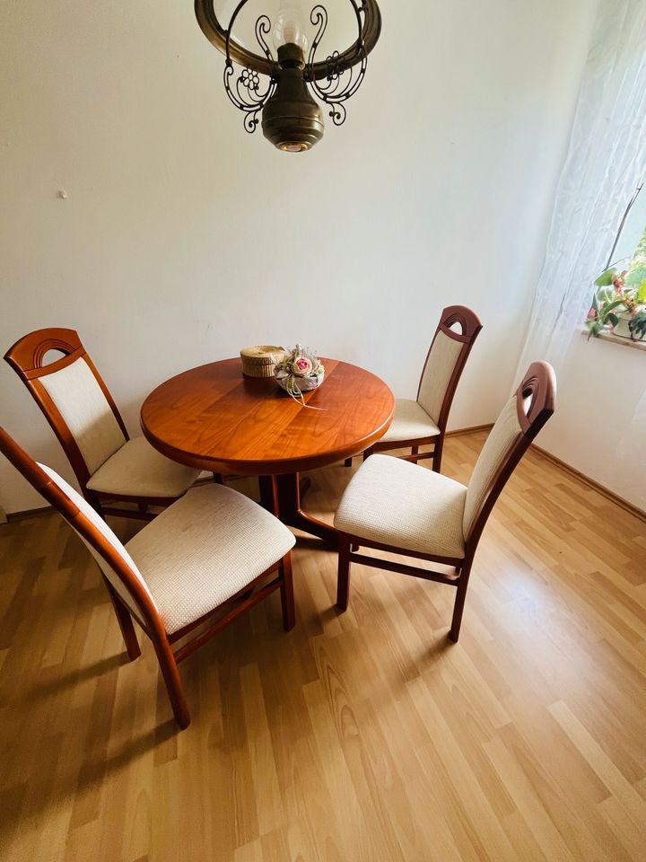 Esstisch mit 4 Stühlen in Kaufering