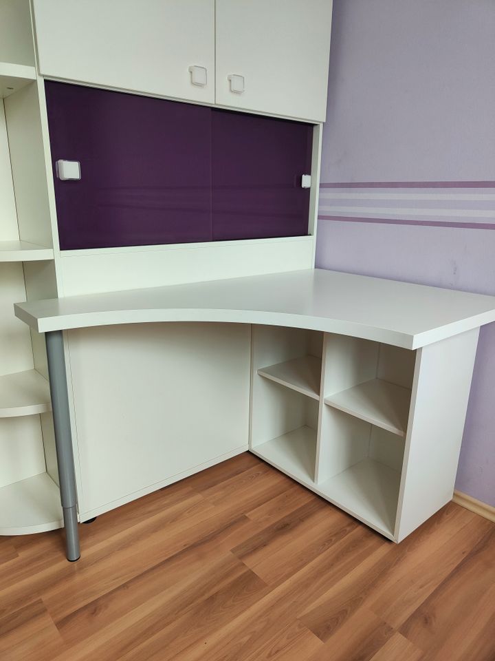 praktischer Schreibtisch mit Stauffächern - IKEA in Poing