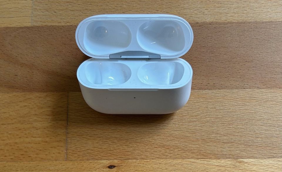 Original Apple AirPods Pro (1. Gen) mit Lightning-Anschluss in Köln