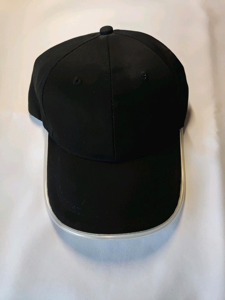 LED Cap in schwarz und LED Handschuhe in weiß in Burkardroth