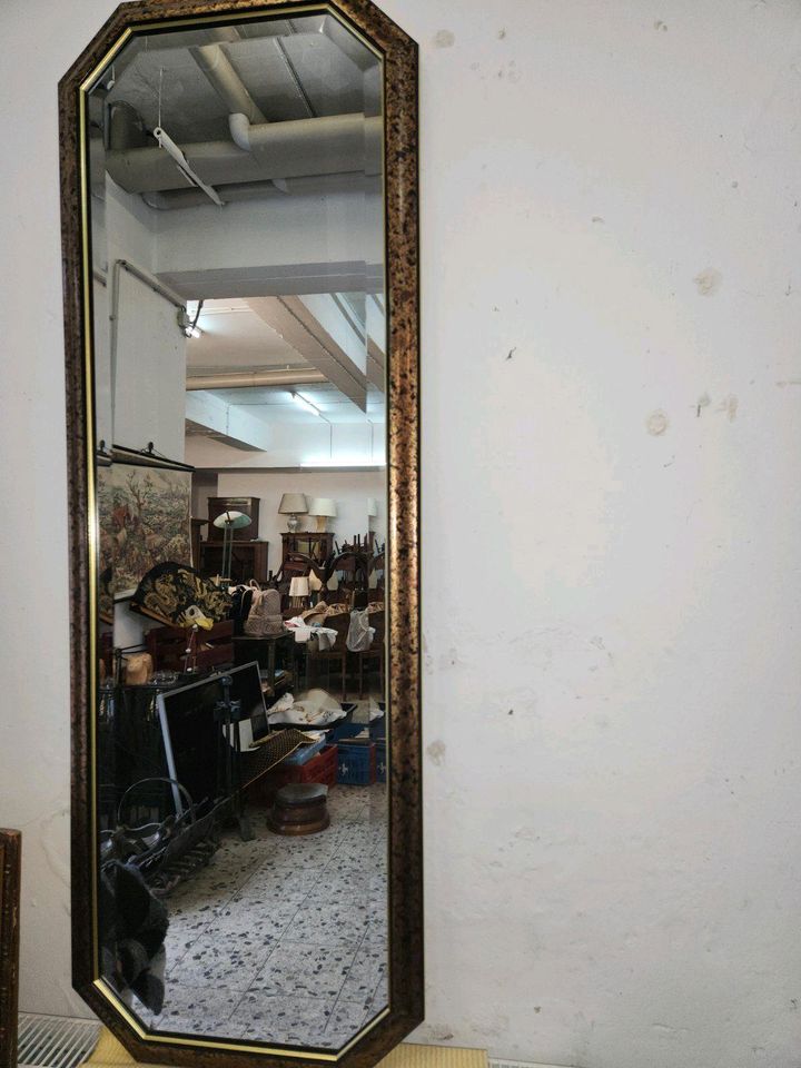 Langer goldfarbener Spiegel Wandspiegel Kristallglas mit Schliff in Lüdenscheid
