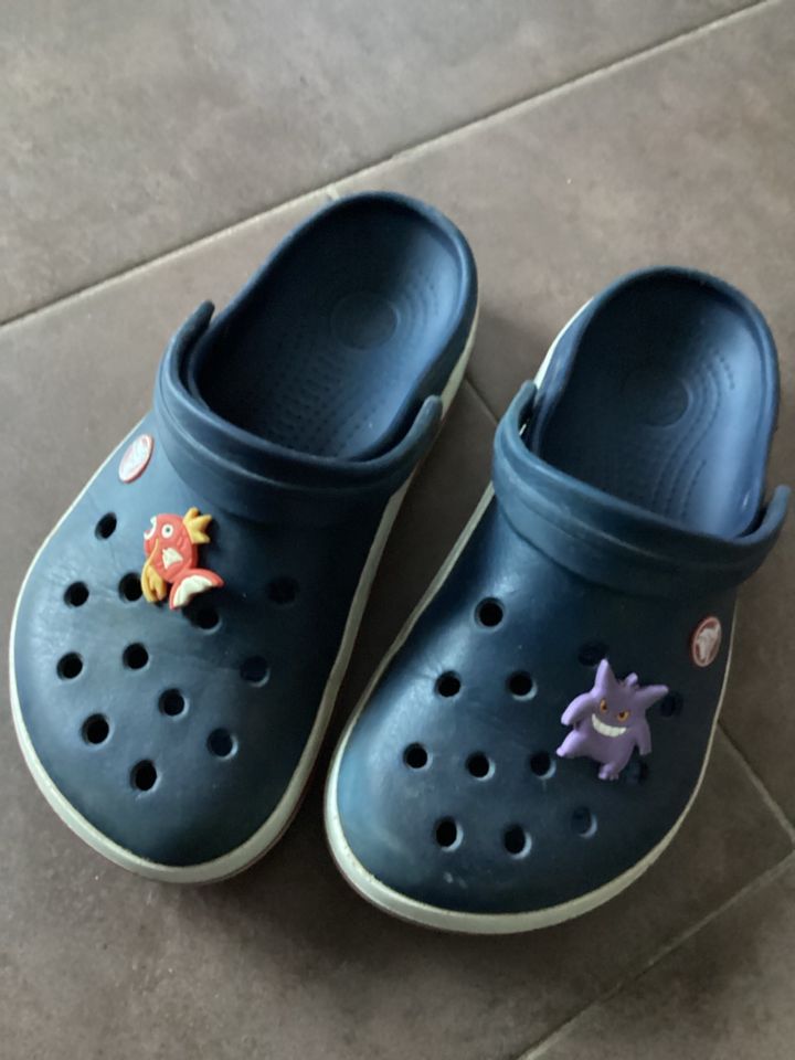 Crocs Pokémon blau weiß gr  m4 w6 in Salzhausen