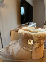 UGG Boots Gr.38 mit Strass Hessen - Dreieich Vorschau