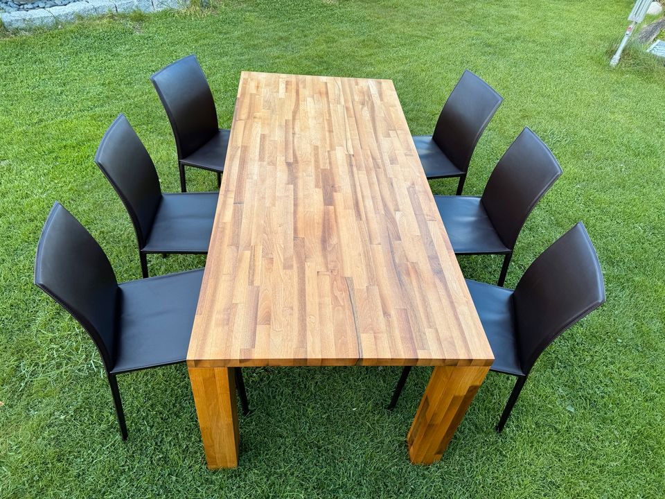 Nussbaum Massivholz Tisch mit 6 braunen Vollleder Stühlen in Nürnberg (Mittelfr)