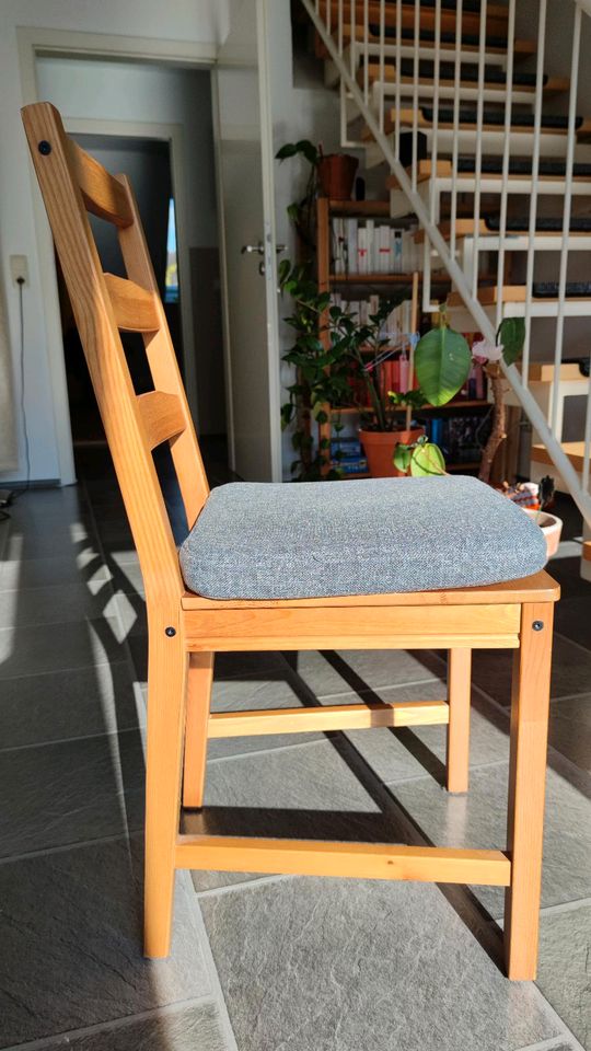 Jokkmokk - Tisch und vier Stühle in Kiel